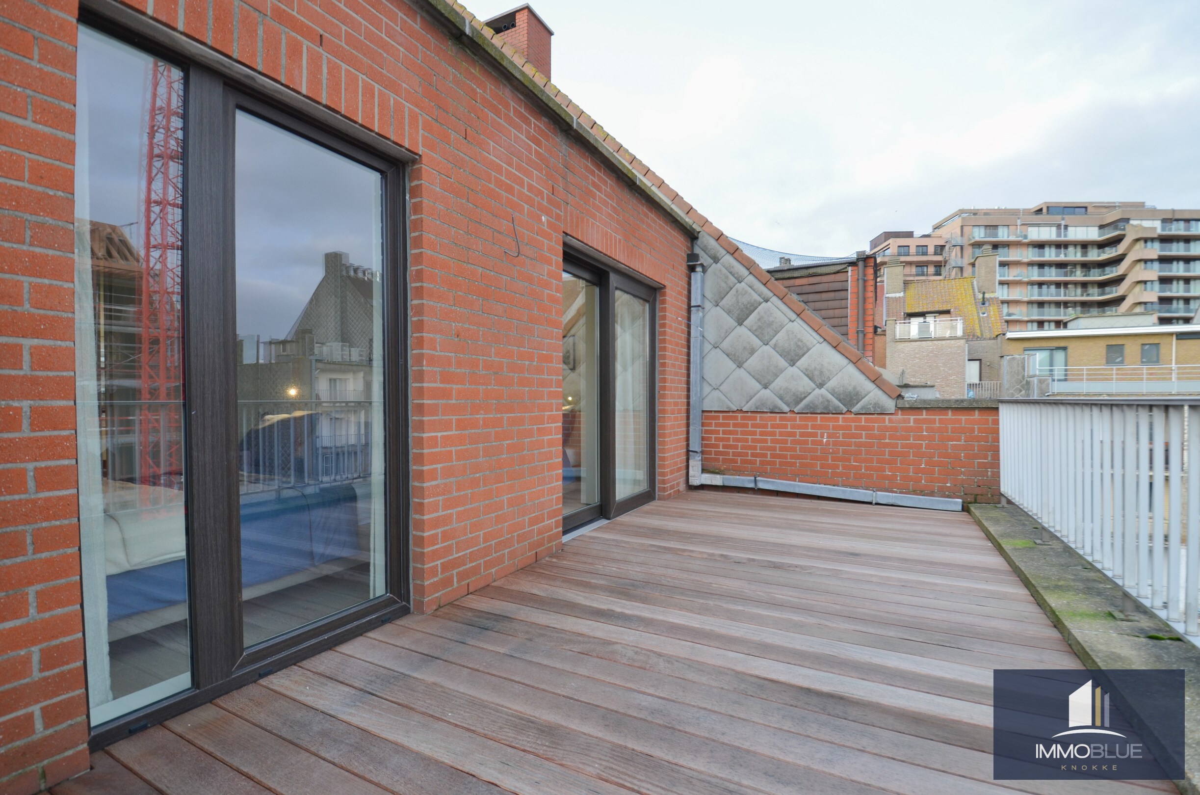 Penthouse enti&#232;rement r&#233;nov&#233; avec deux terrasses spacieuses (+/- 50 m&#178;) situ&#233; &#224; deux pas de la mer. 