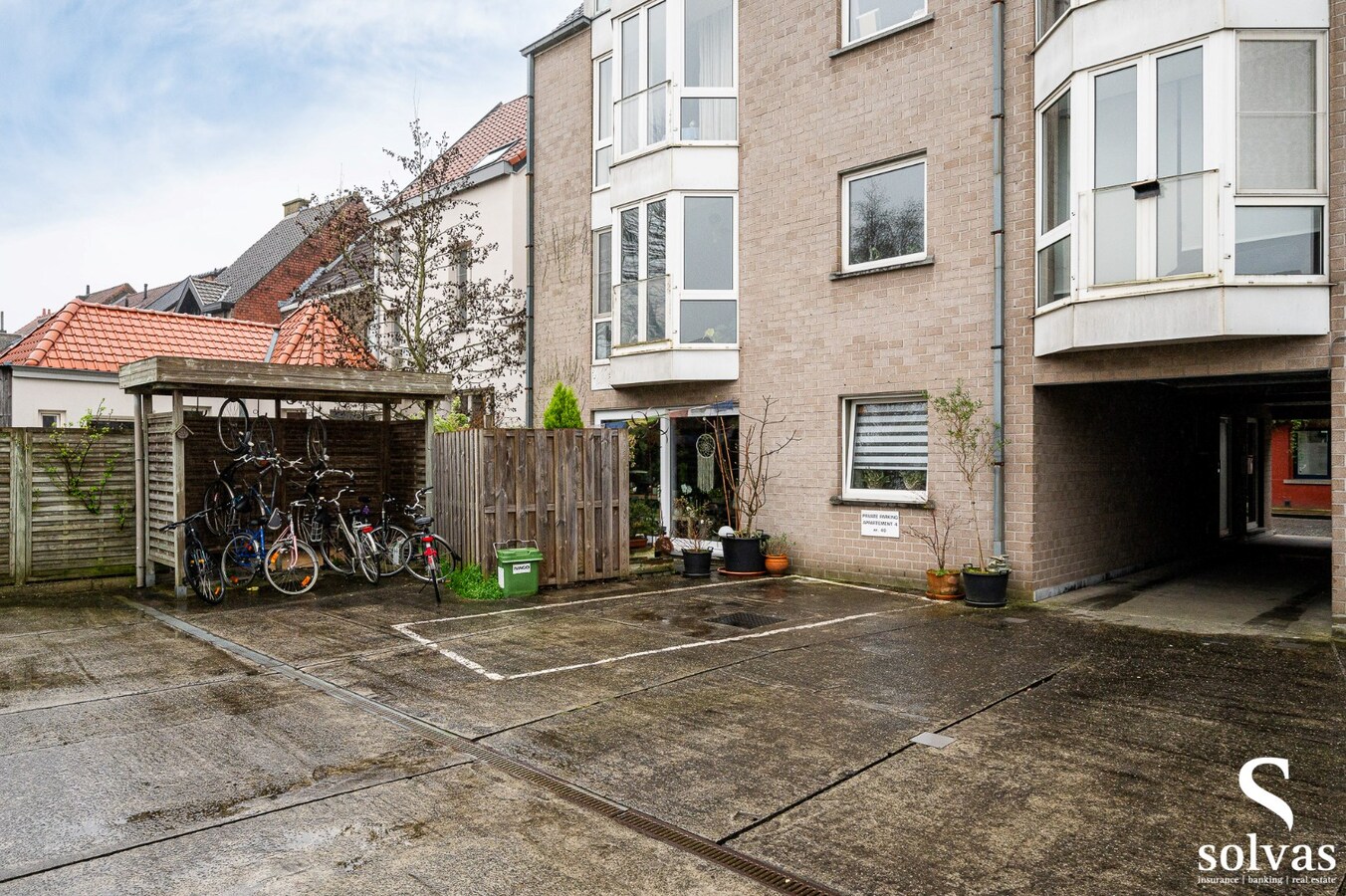 Ruim appartement met tuintje en garage 