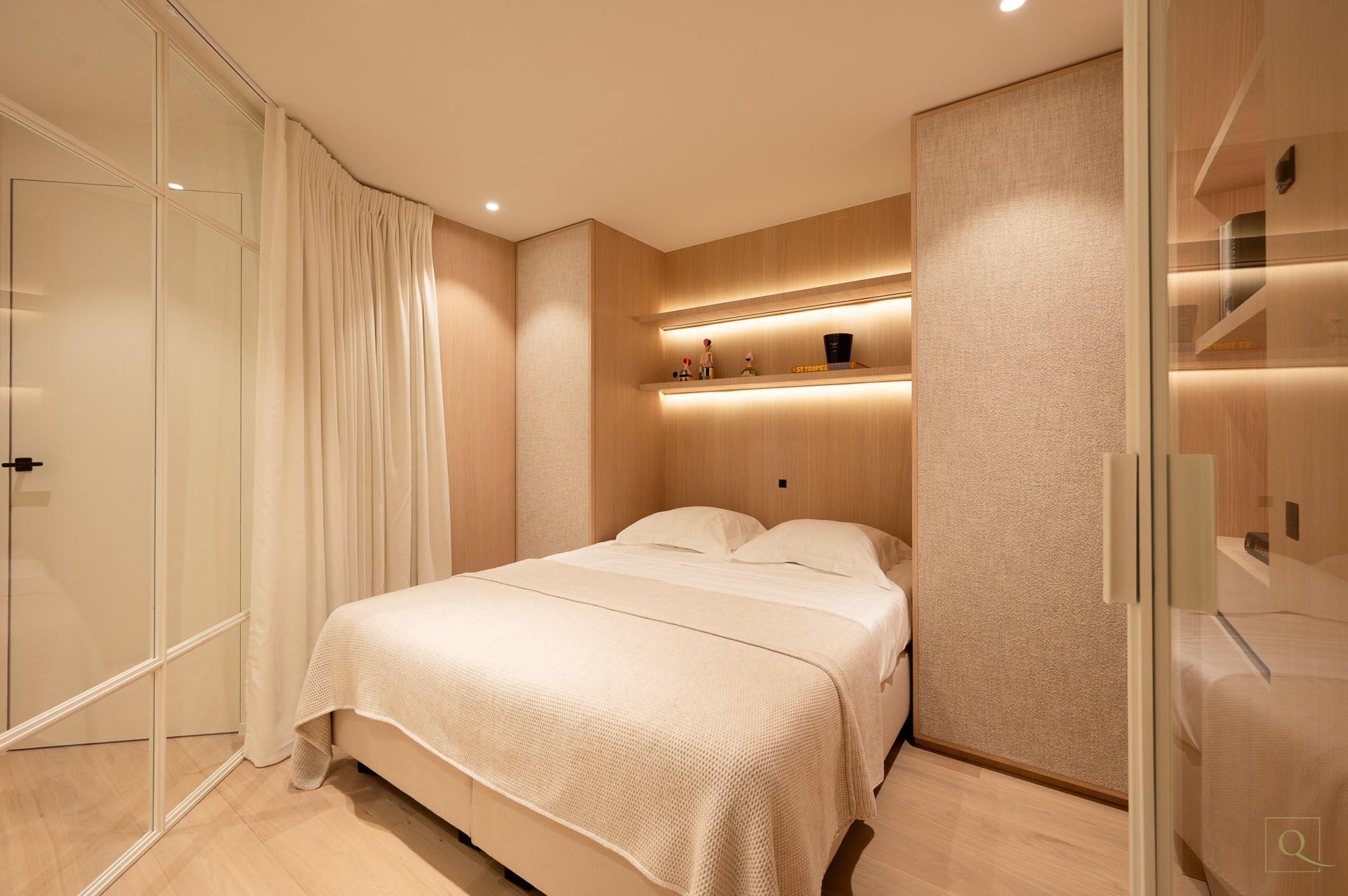 Appartement de luxe &#233;l&#233;gamment r&#233;nov&#233; avec deux terrasses ensoleill&#233;es &#224; proximit&#233; de la plage et des commerces. 