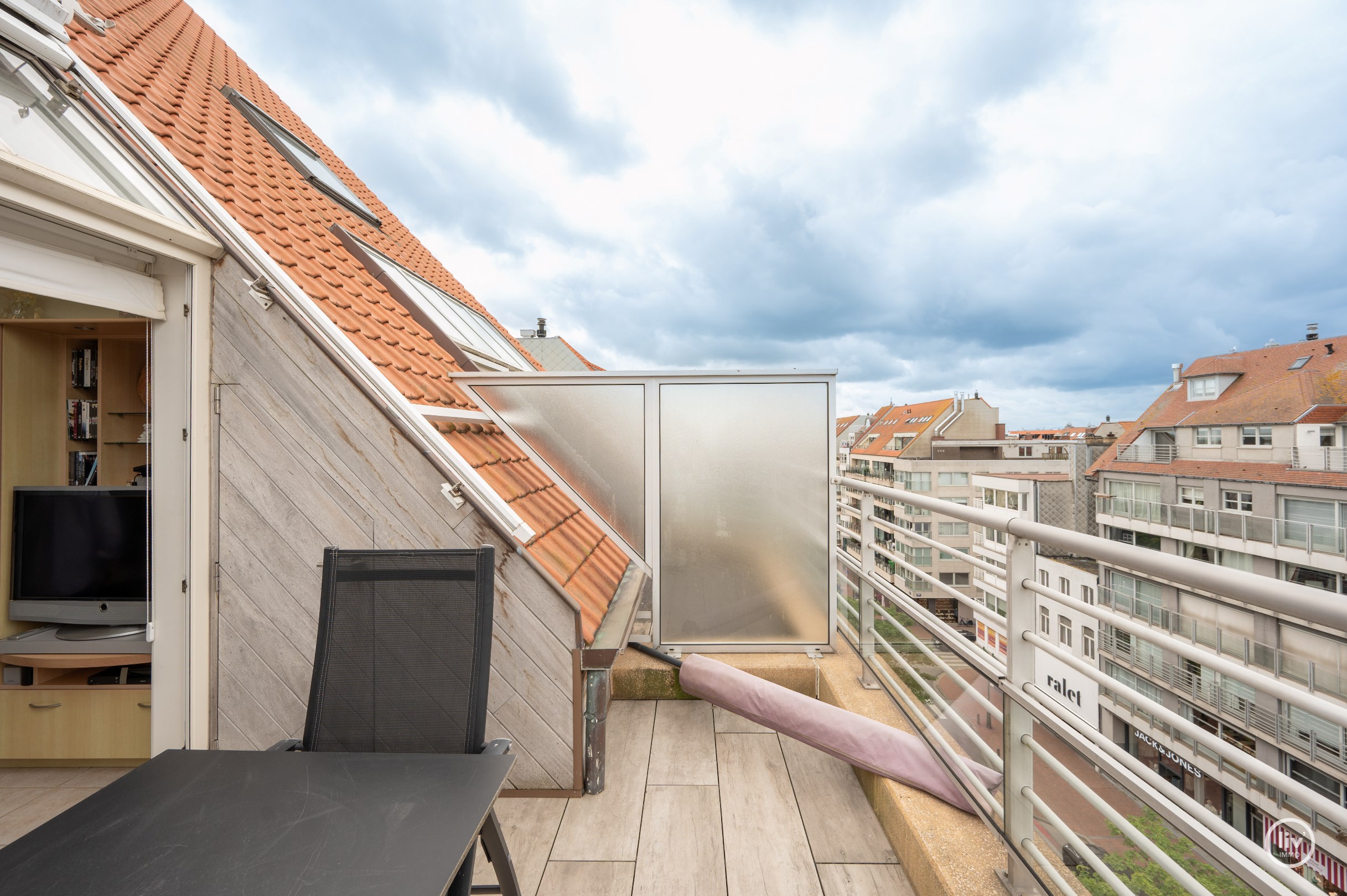 Instapklaar duplexappartement met 2 slaapkamers en grote terrassen (Zijdelings Zeezicht) gelegen op de Lippenslaan. 