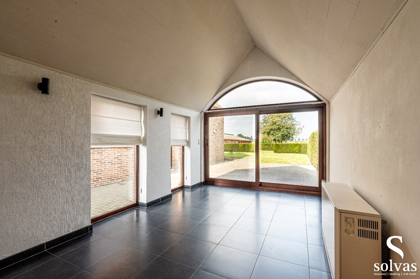 Alleenstaande woning met afzonderlijke ruime garage 