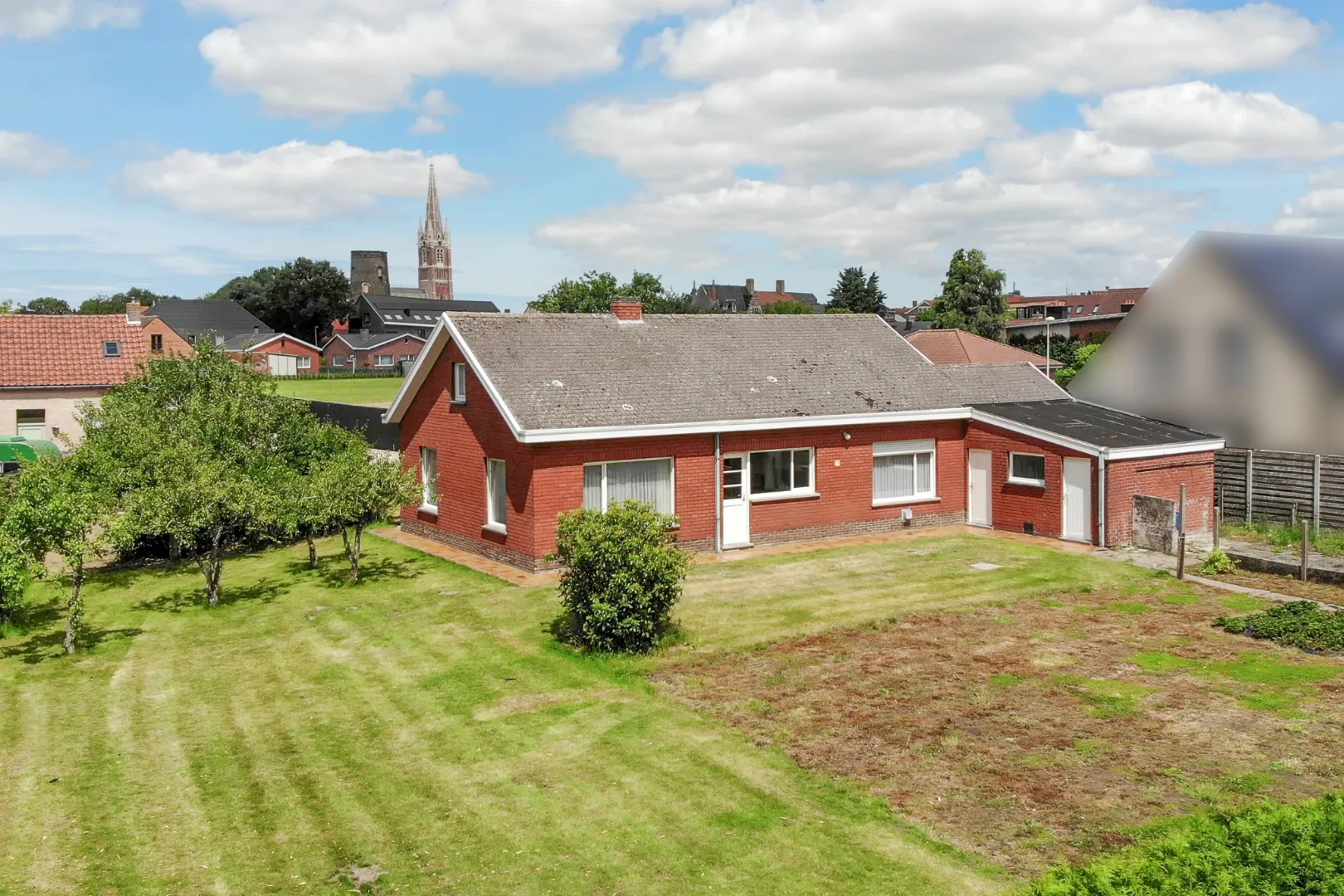 Goedgelegen bungalow in centrum Oudenburg op 1.079 m² grond