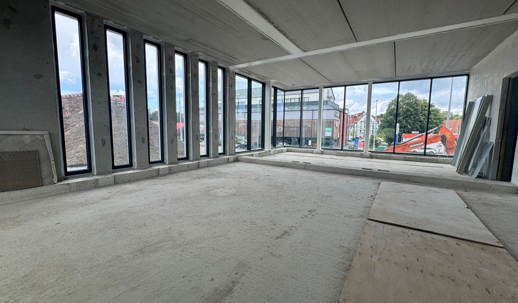 Nieuwbouw kantoorgebouw met appartement te koop in Gent
