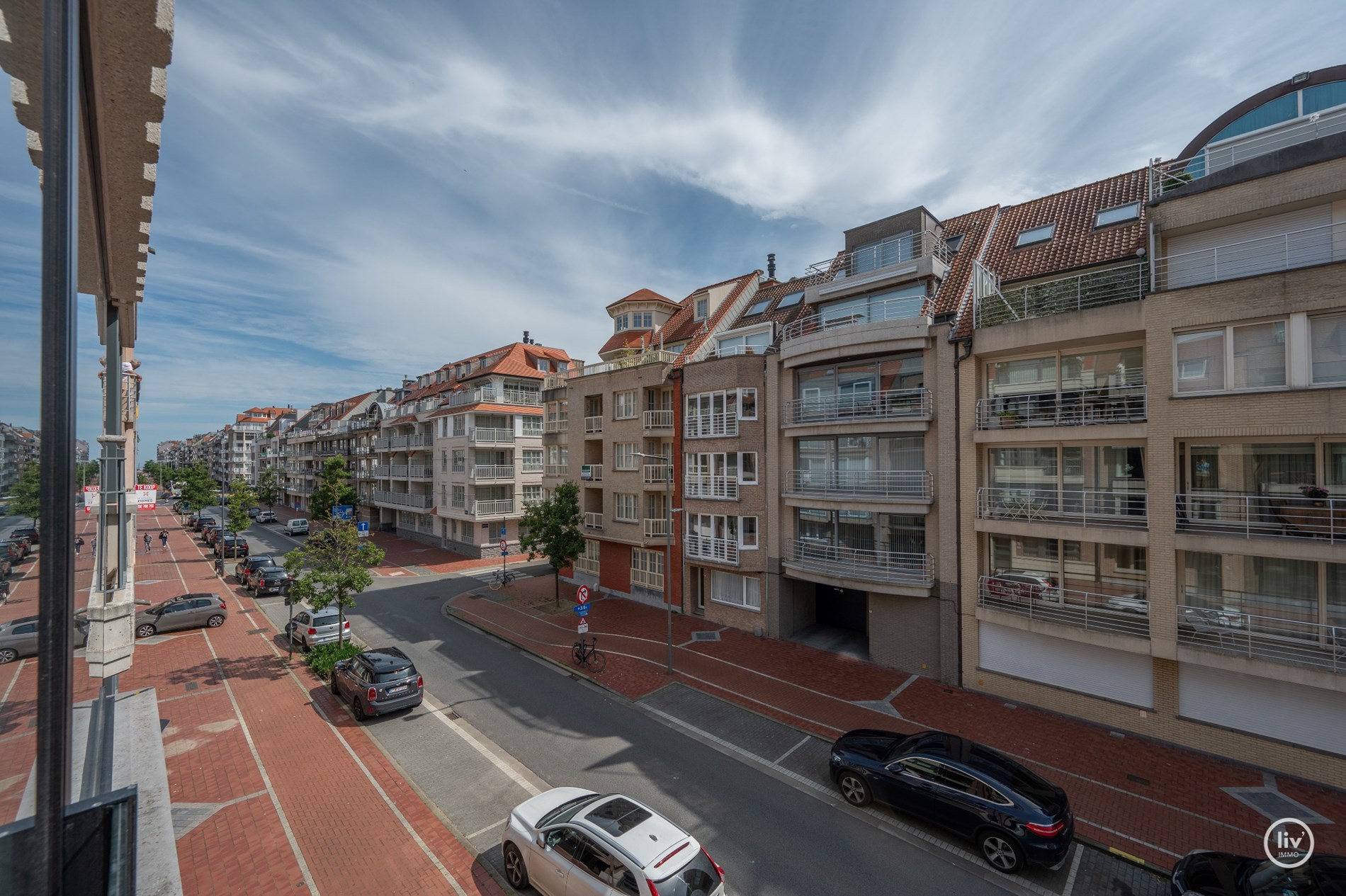 Gerenoveerd appartement met 3 slaapkamers gelegen op de Paul Parmentierlaan te Knokke vlakbij de Lippenslaan. 