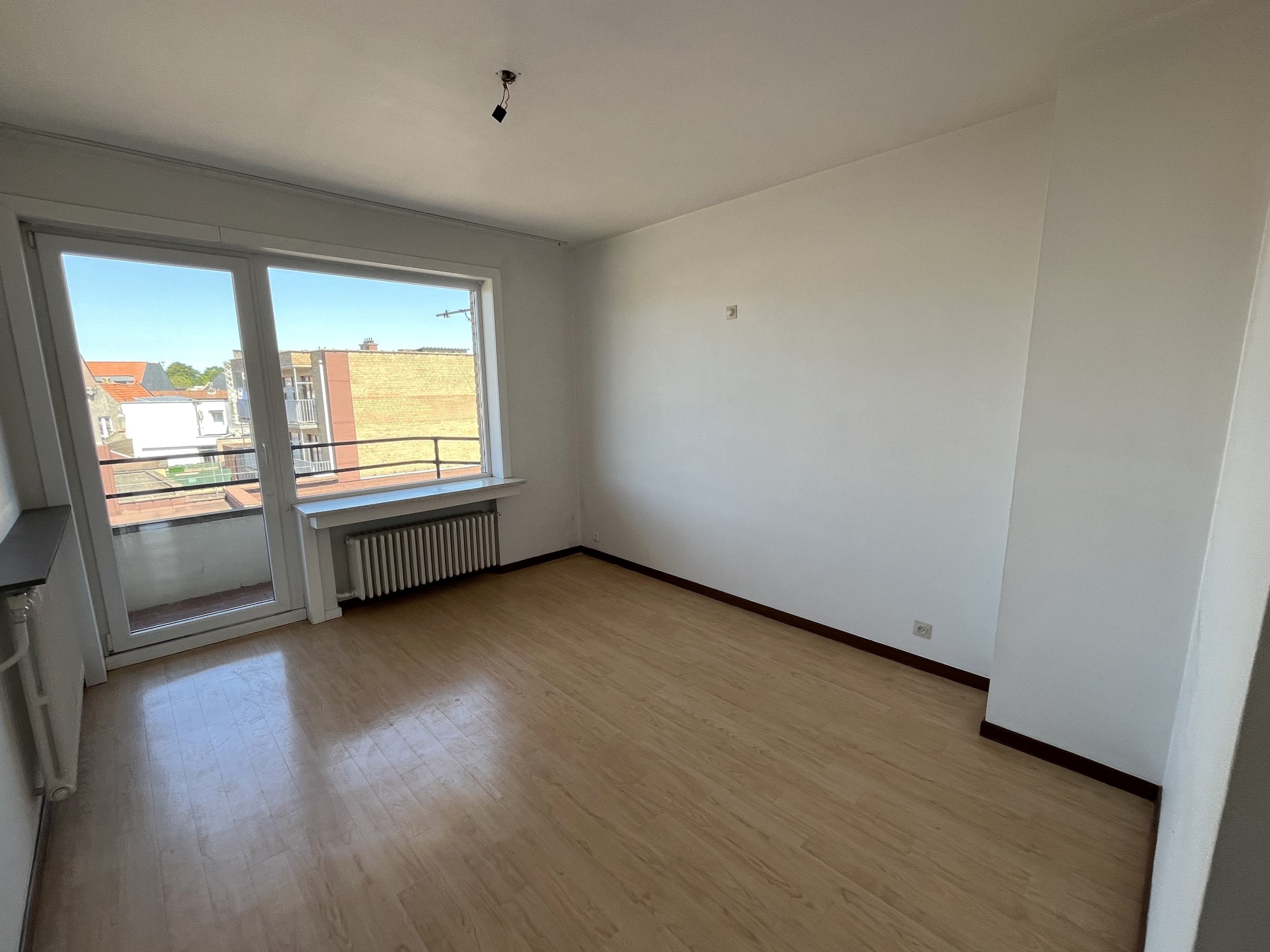 Te renoveren appartement genietend van open zichten, vlakbij het centrum van Knokke. 