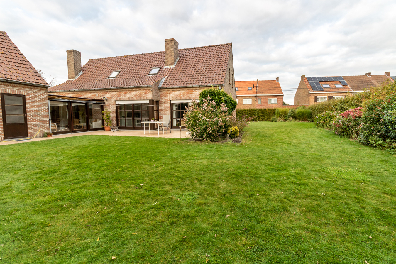 Ruime alleenstaande woning met dubbele garage te Koekelare 