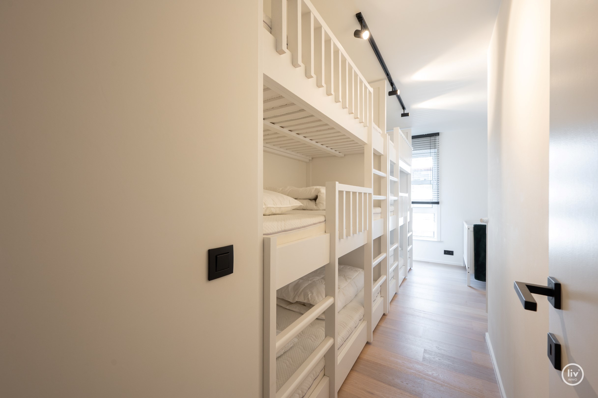 Appartement de 3 pi&#232;ces pr&#234;t &#224; emm&#233;nager &#224; distance de marche de la Lippenslaan avec terrasse orient&#233;e sud. Largeur de fa&#231;ade de 8m ! Possibilit&#233; de garage dans le b&#226;timent. 