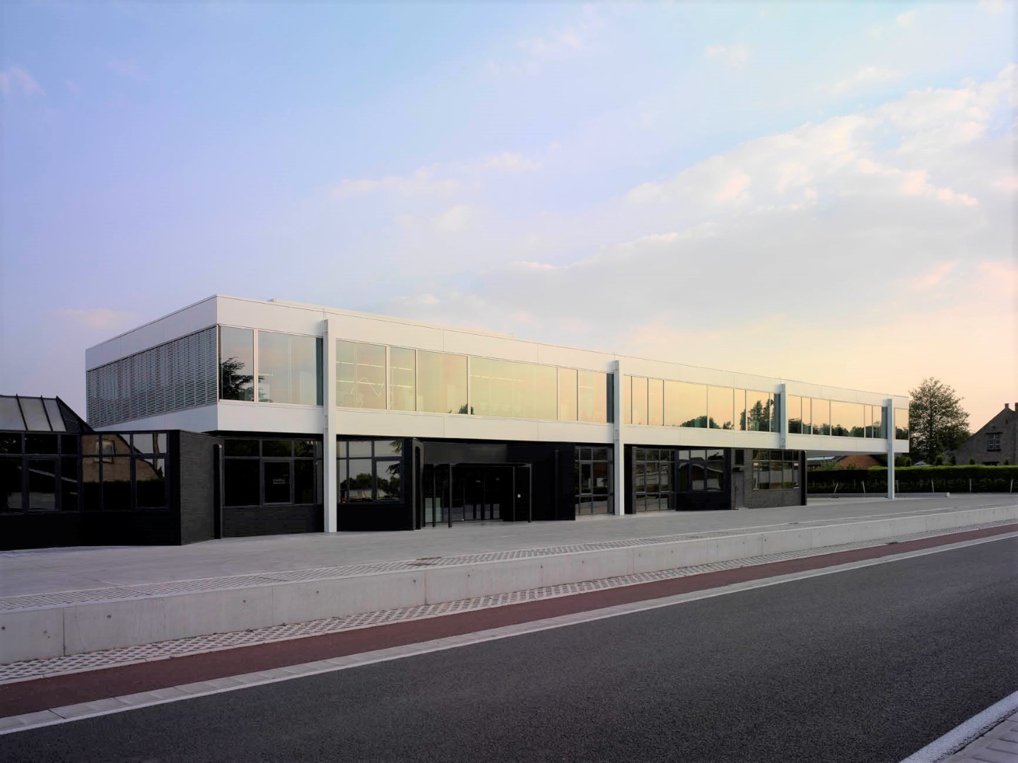 Instapklare kantoorruimte  (32 m&#178;) met parking en alle faciliteiten inclusief, Torhout. 