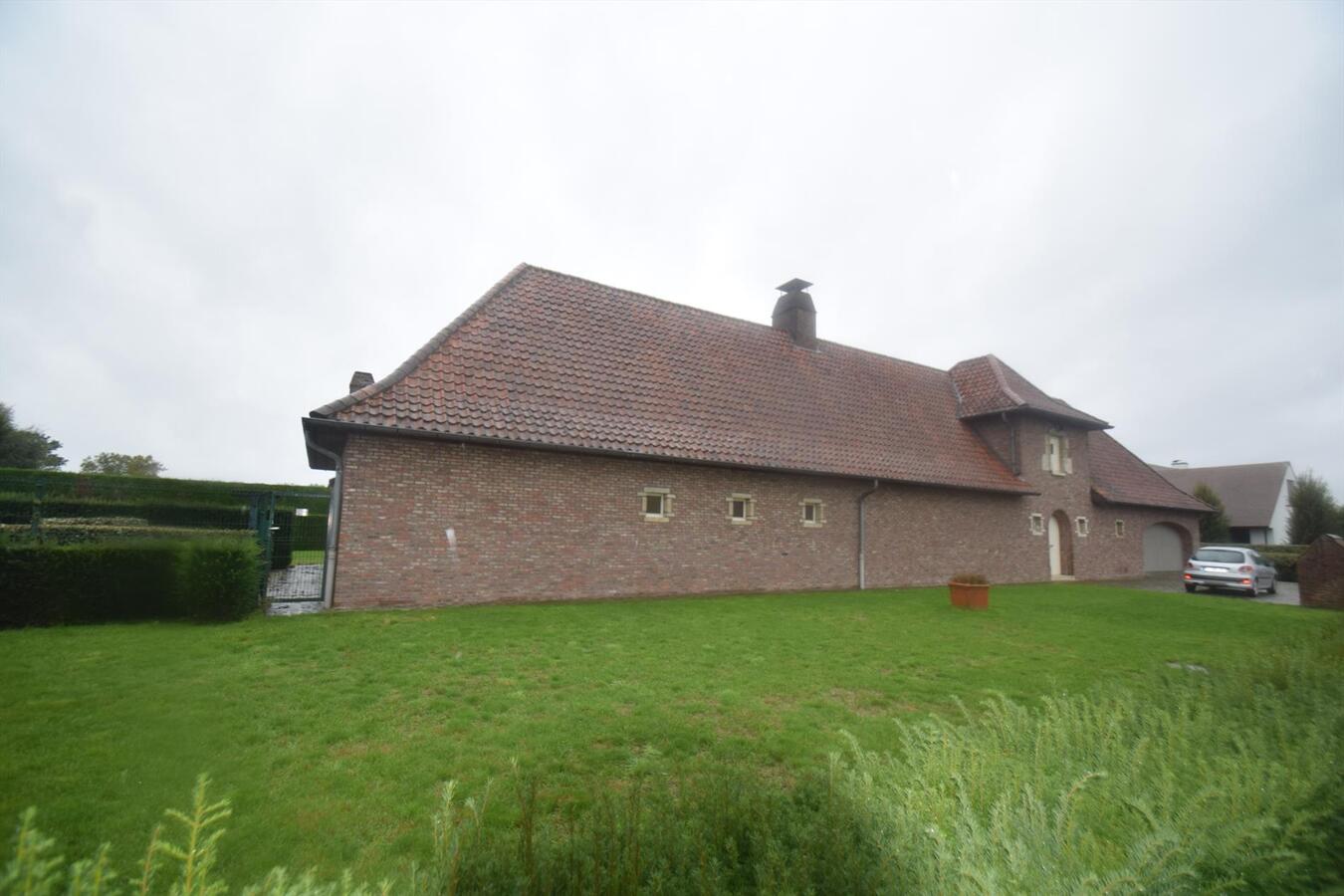 Ruime, stijlvolle villa op 21 are, vlot bereikbaar E17 (Kortrijk - Gent) 
