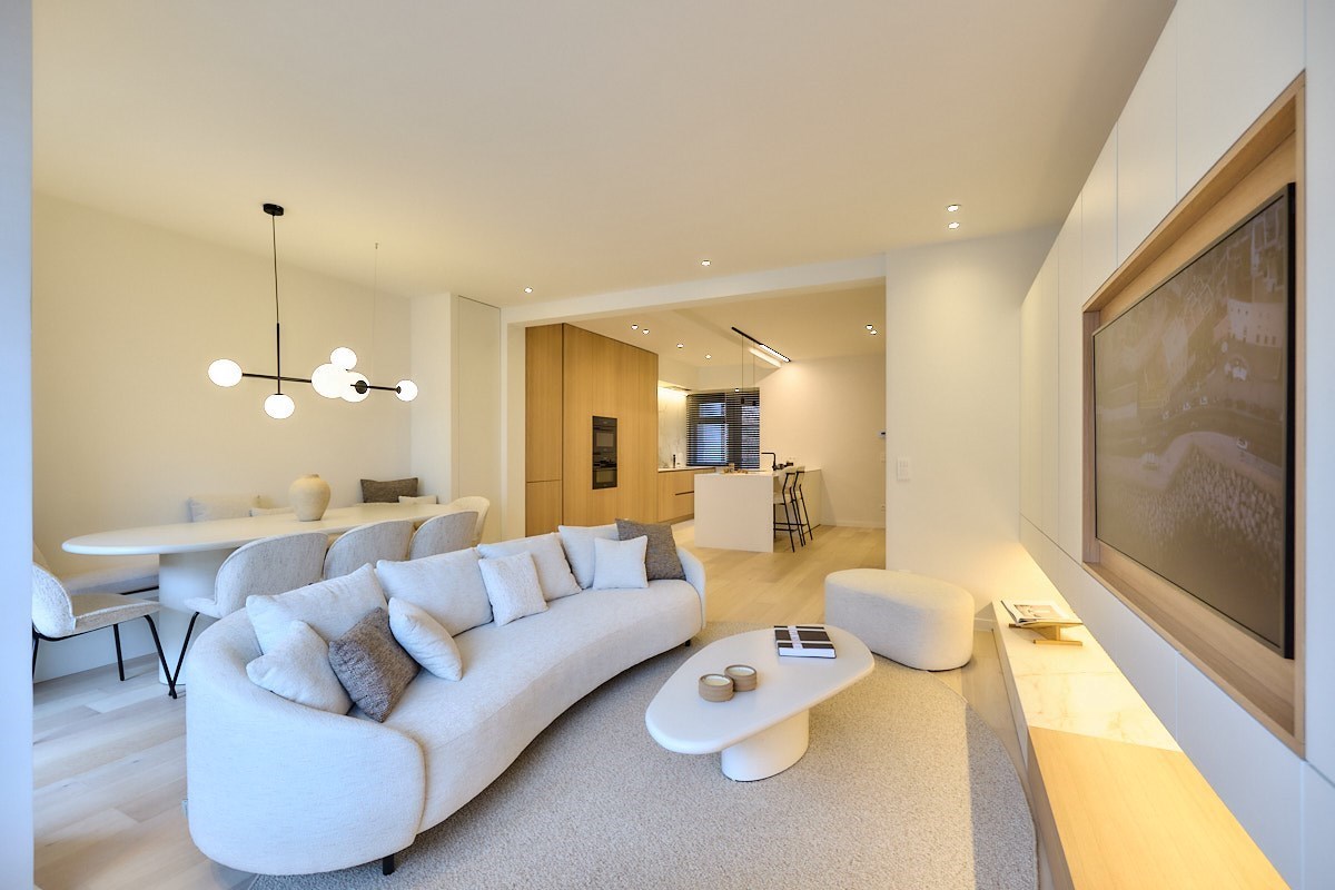 Volledig gerenoveerd appartement met 4 slaapkamers centraal gelegen in centrum van Knokke nabij de Dumortierlaan met zijdelings zeezicht. 