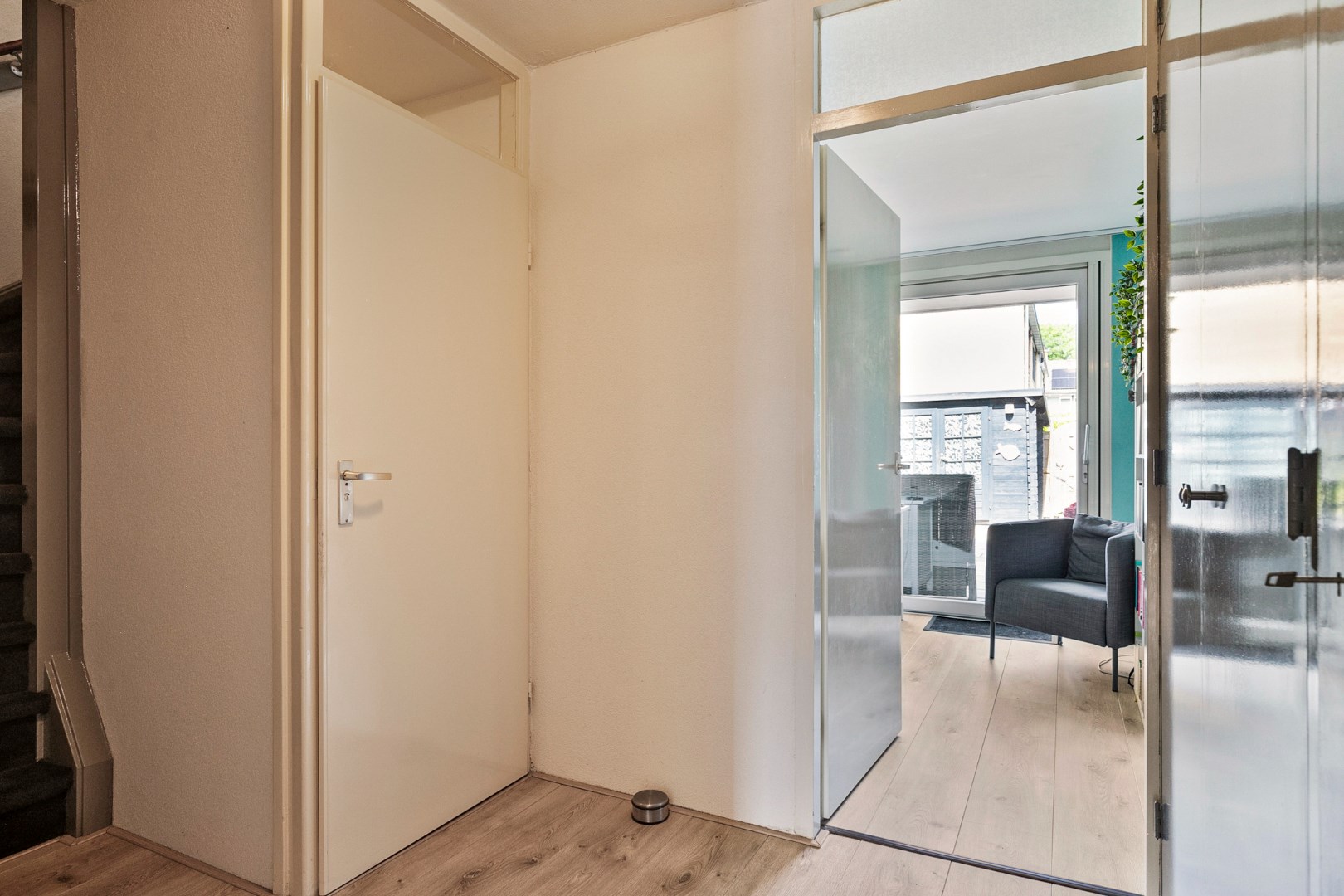 Keurige 6-kamer drive-in woning met moderne keuken, nette badkamer, 5 slaapkamers, zonnige tuin en eigen parkeerplaats! 