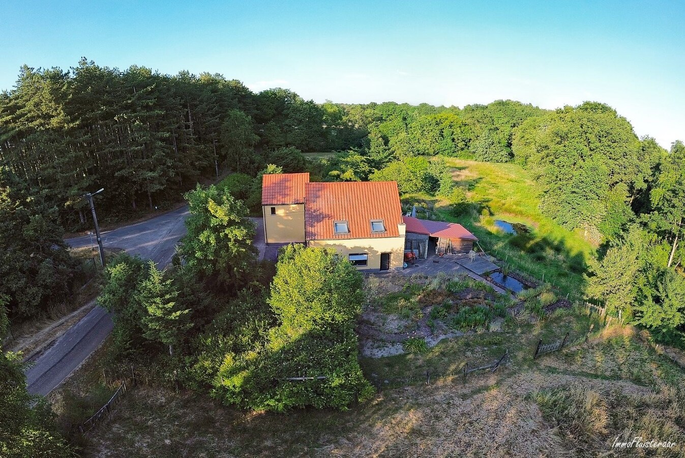 Gezellige woning midden in het groen op een perceel van ca. 1ha16 