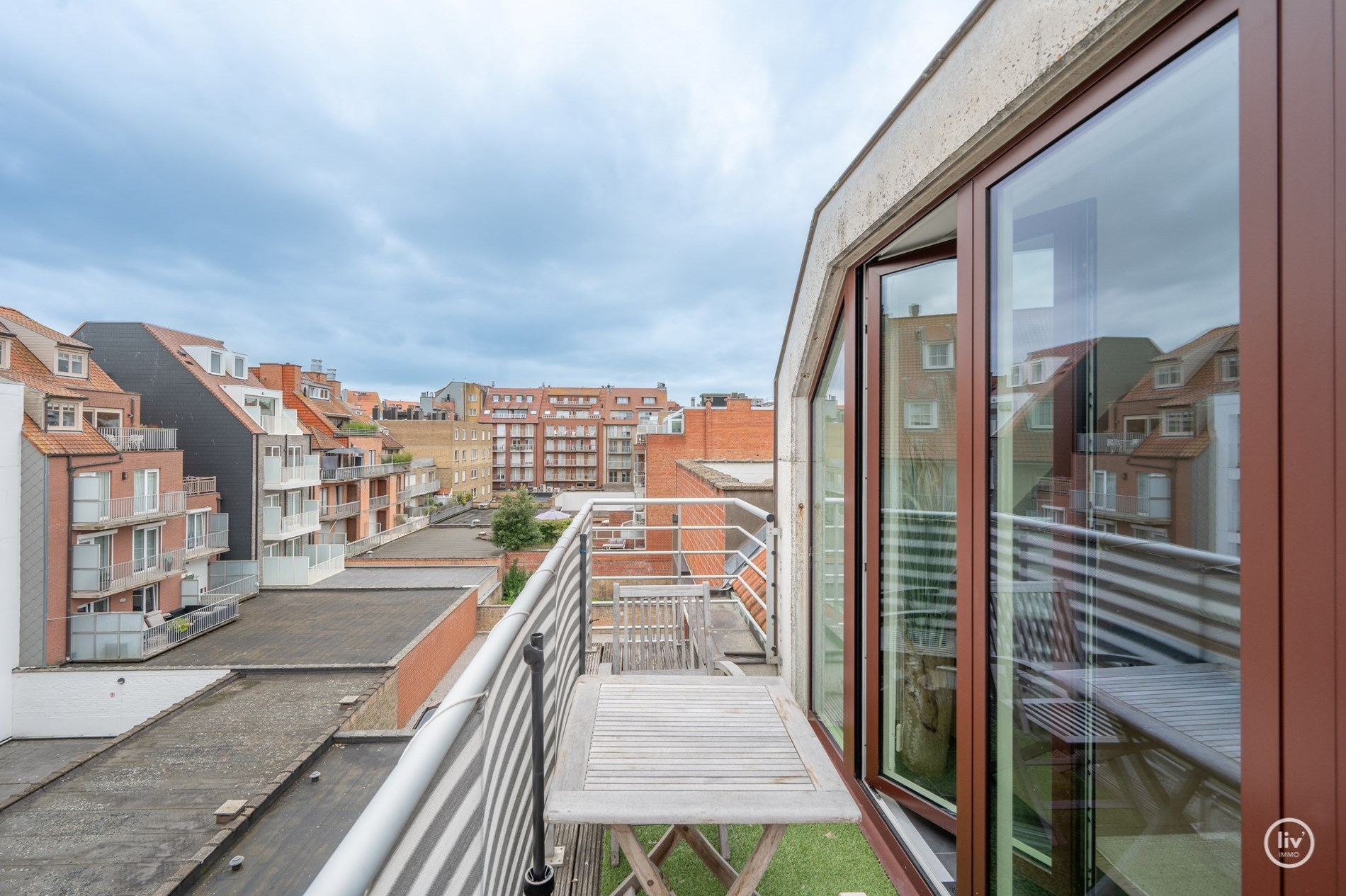 OPENDEURDAG 26/10 tussen 14 u en 16 u : Lichtrijk zuidgerichte duplex met 3 slaapkamers en een open zicht op enkele meters van het strand en de winkelstraten. 