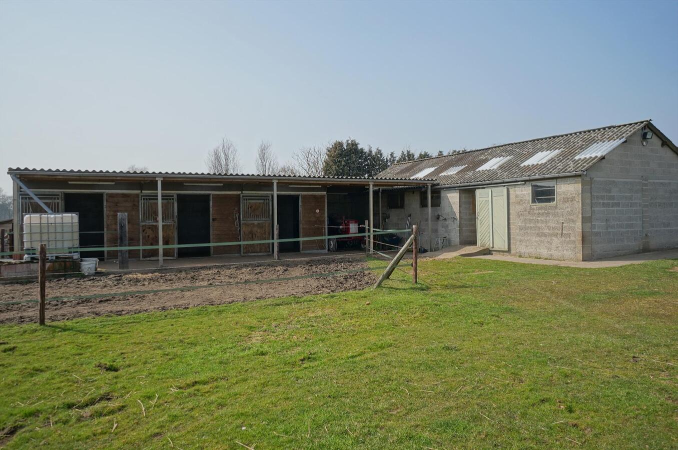 Landhuis met stalgebouw op ca. 1,8 Ha te Geel (antw) 