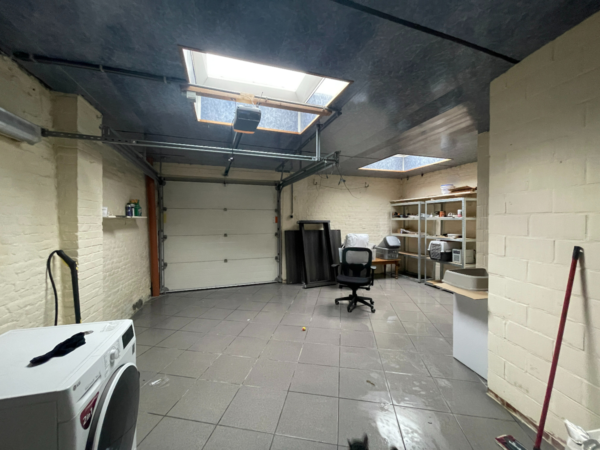 Ruime woning met 3 slaapkamers, bureauruimte en een ruime garage in centrum Roeselare! 