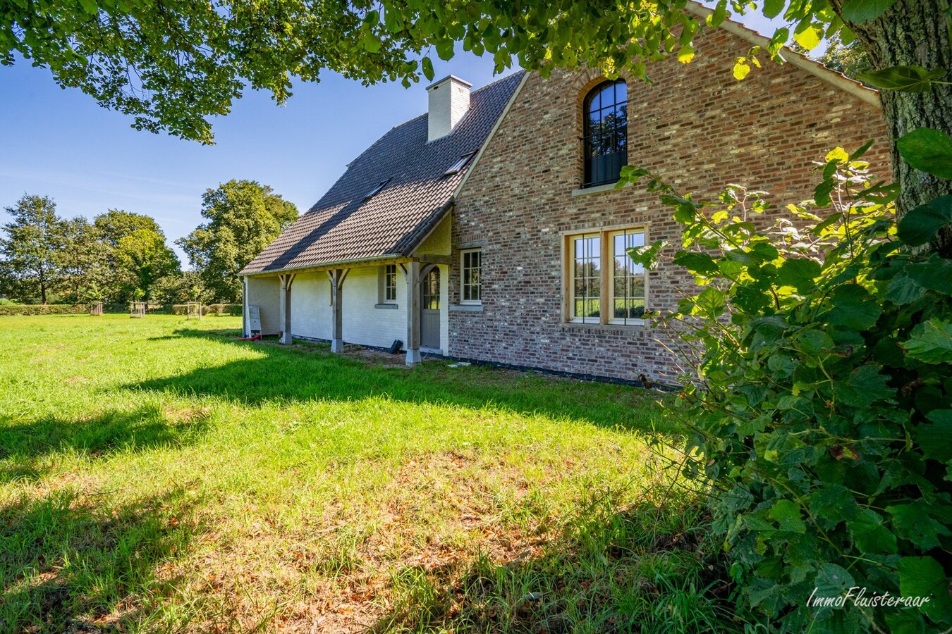 Unique farmhouse in an exceptional location on approximately 5 hectares in Peer. 