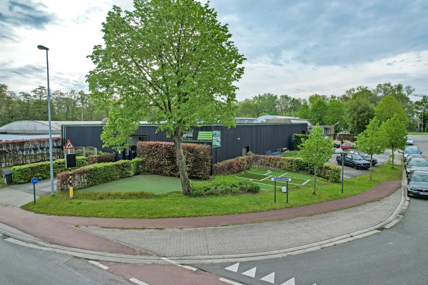 Loods (835m²) op industrieterein 'Heernisse' in het centrum van Diksmuide!