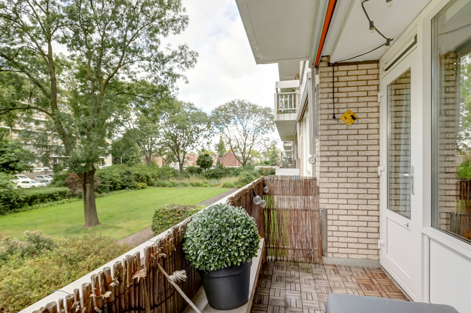 Starters opgelet! Sfeervol 2-kamer appartement op de eerste verdieping met ruim balkon en berging op de begane grond! 