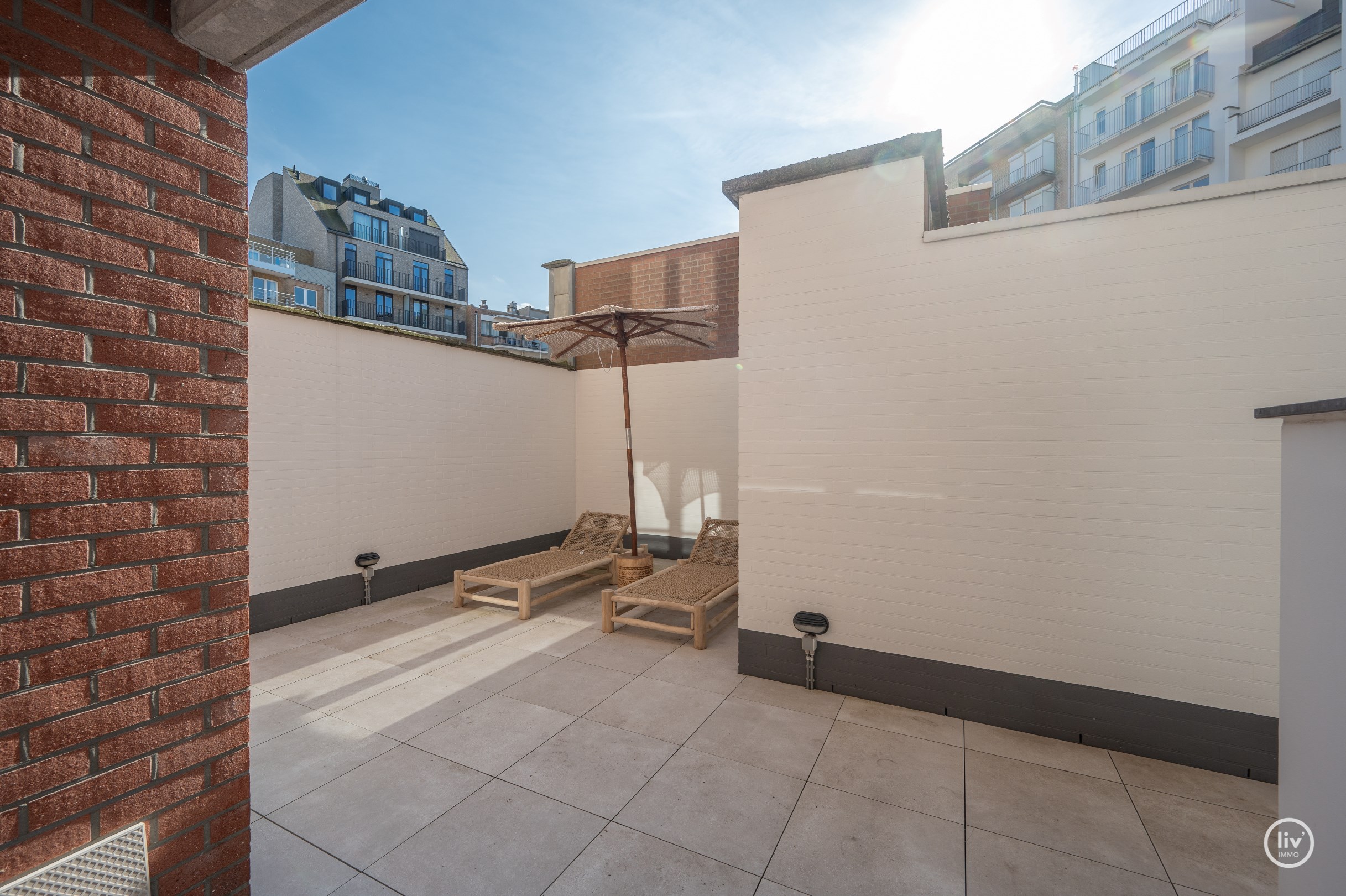 Magnifique appartement r&#233;nov&#233; de 175m2 &#224; 30m de la digue de mer &#224; Knokke avec une terrasse tr&#232;s spacieuse. 