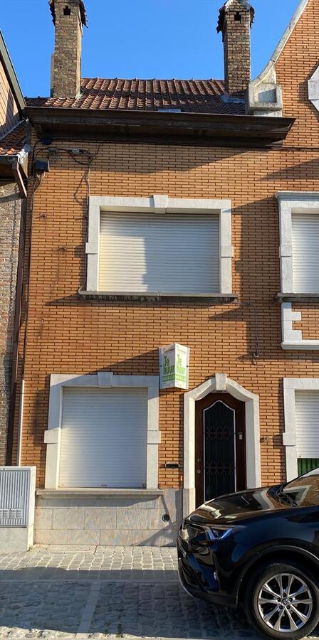 Woning met 2 slaapkamers en koer te Roeselare 
