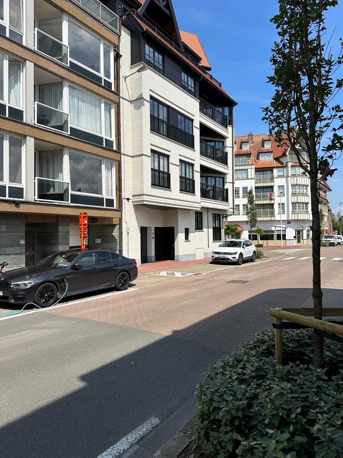 Vlot toegankelijke staanplaats op niveau -1 in de residentie Sunhouse in de Zoutelaan te Knokke. 