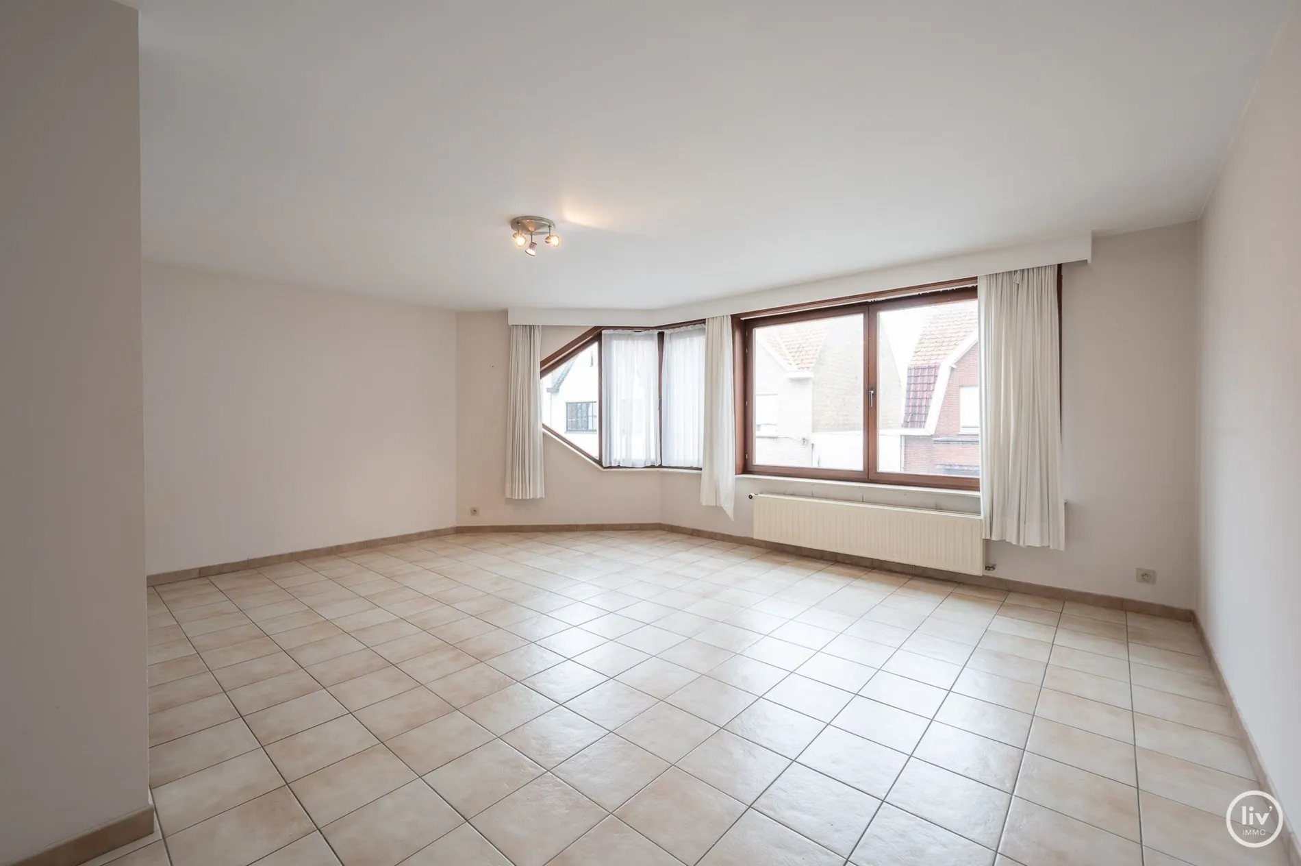 Appartement duplex de 3 chambres à rafraîchir avec grande terrasse et place de parking intérieure.