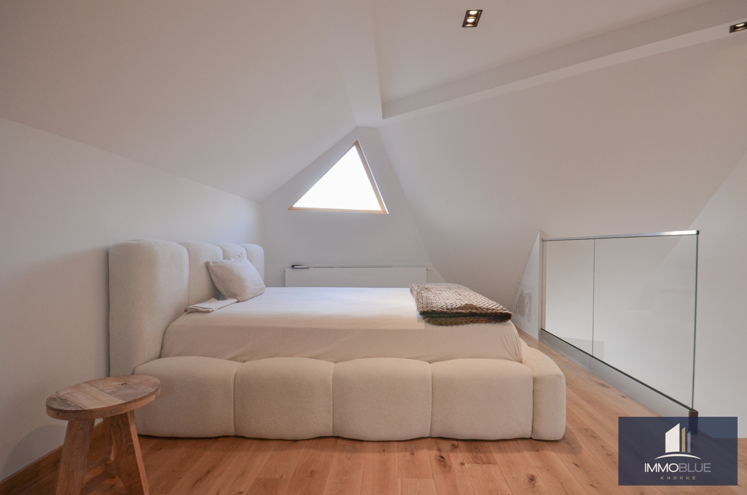 EXCLUSIEF : Duplexappartement met ruim terras gelegen in een kleinschalige nieuwbouwresidentie in Art Deco-stijl. 