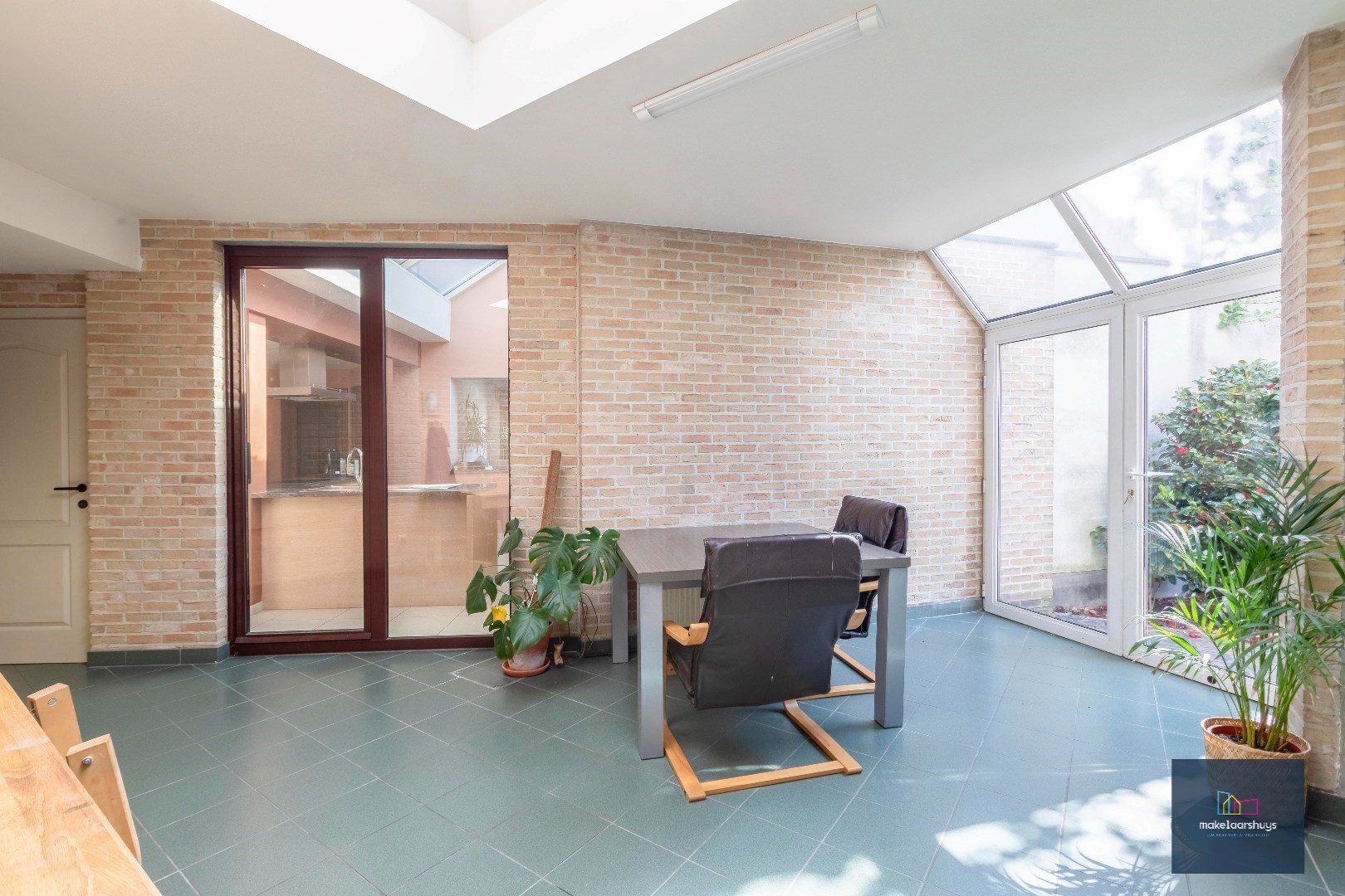 Ruime woning met tuin en dubbele garage in Gent 