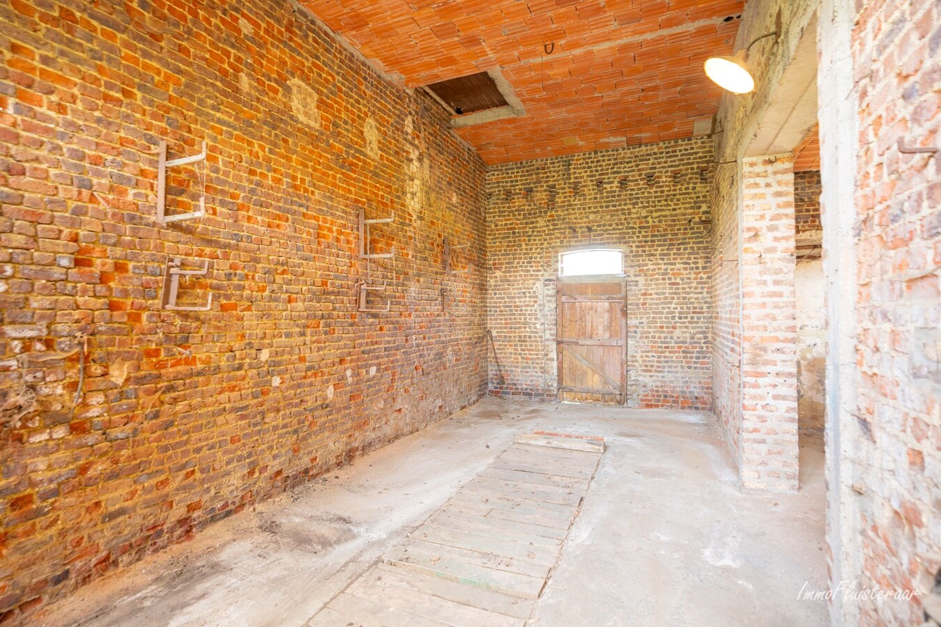 Maison calme et situ&#233;e &#224; la campagne avec d&#233;pendances sur environ 1,28 ha &#224; Bekkevoort (Brabant flamand). 