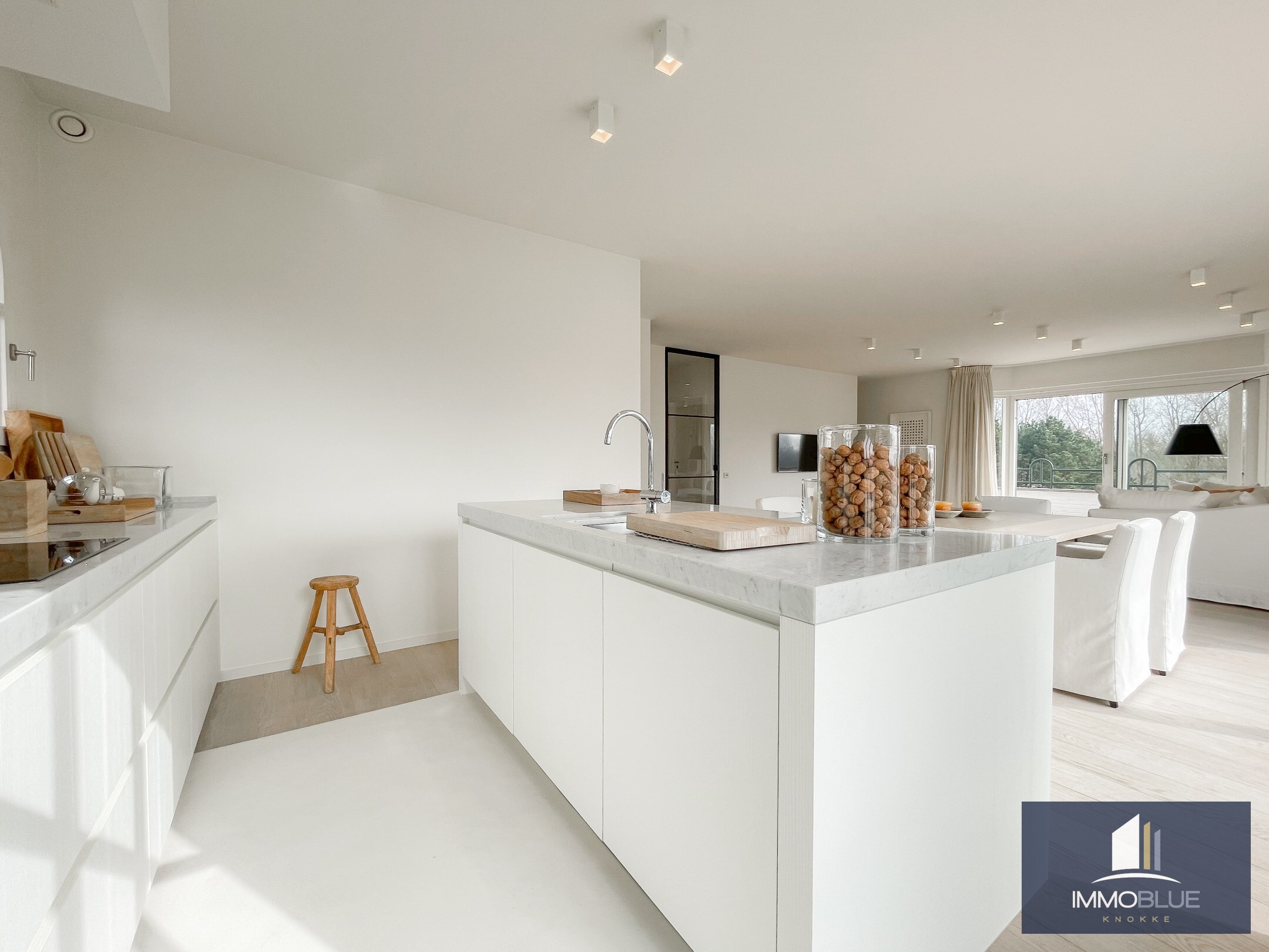 Subliem hoekappartement met ruime terrassen gelegen in het prestigieuze domein Tennis Garden. 