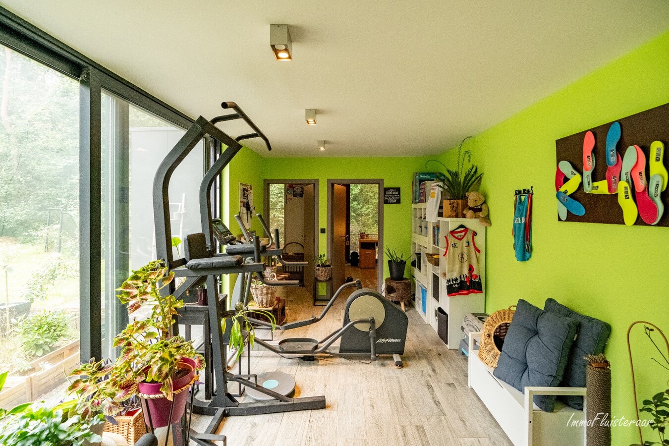 Ready-to-move-in house in a wooded area on approximately 24a in Keerbergen. 