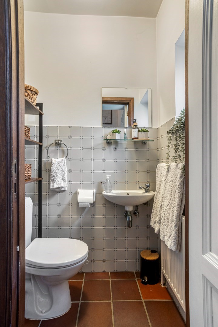 Rustig gelegen open bebouwing met 5 slaapkamers, 3 badkamers, dubbele garage en zonnige tuin in Tervuren – EPC 201 kWh/m&#178; – bewoonbare oppervlakte 339 m&#178; 