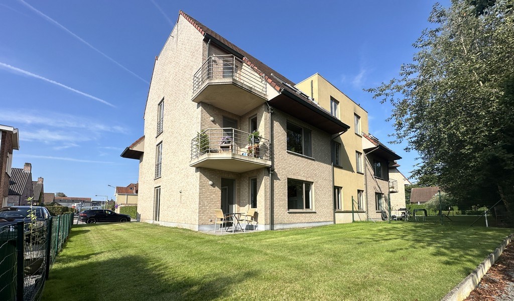Lichtrijke kantoor- of praktijkruimte met terras te huur in Drongen