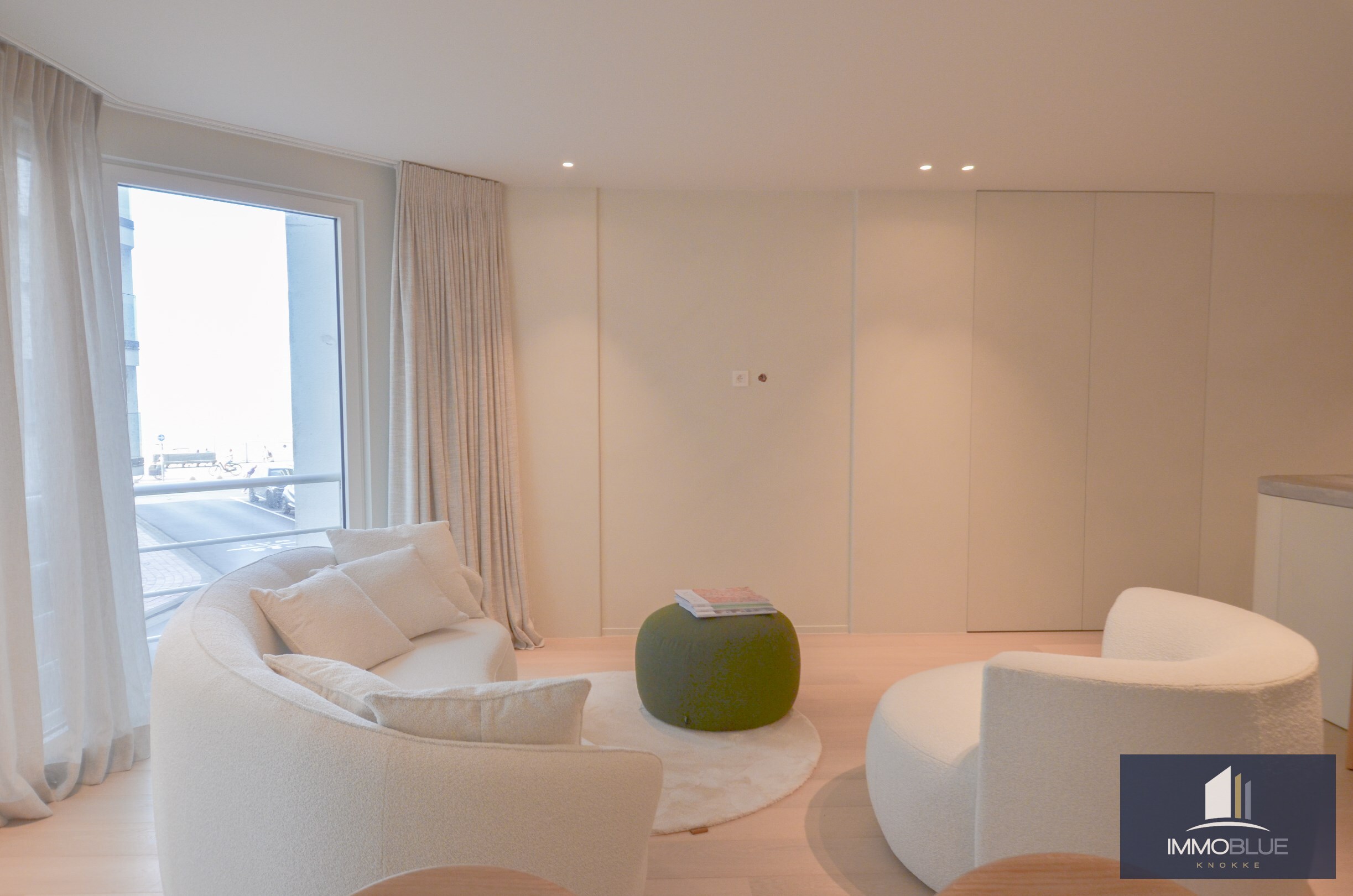 Volledig gerenoveerd appartement met een mooi zijdelings zeezicht gelegen nabij het Driehoeksplein. 
