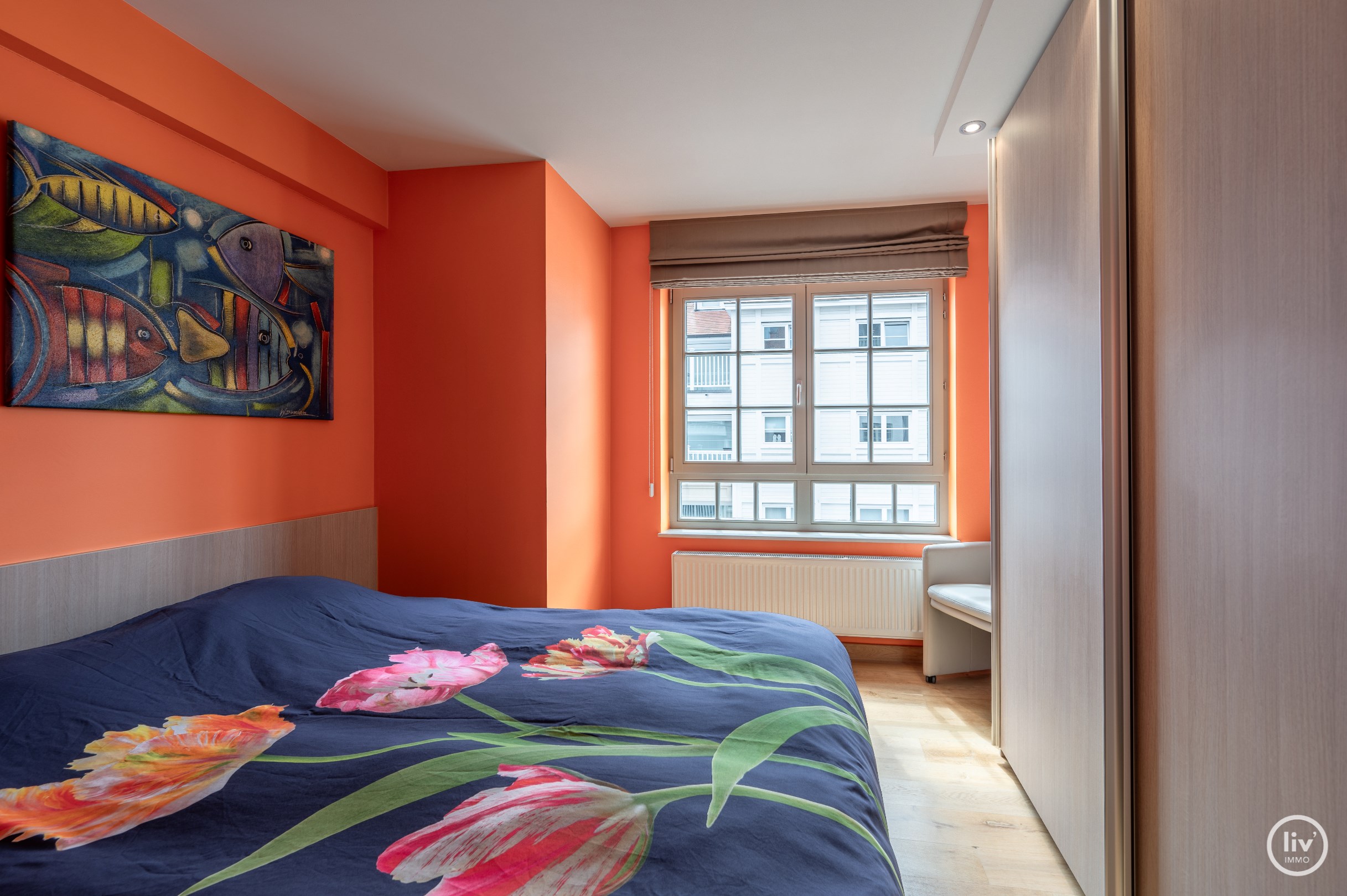 Prachtig HOEKappartement met 3 slaapkamers gelegen in een recente residentie op de Dumortierlaan te Knokke. 