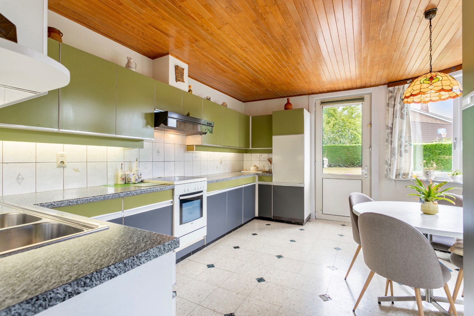 Woning met 2 (mogelijk 3) slpk. , tuin en inpandige garage 