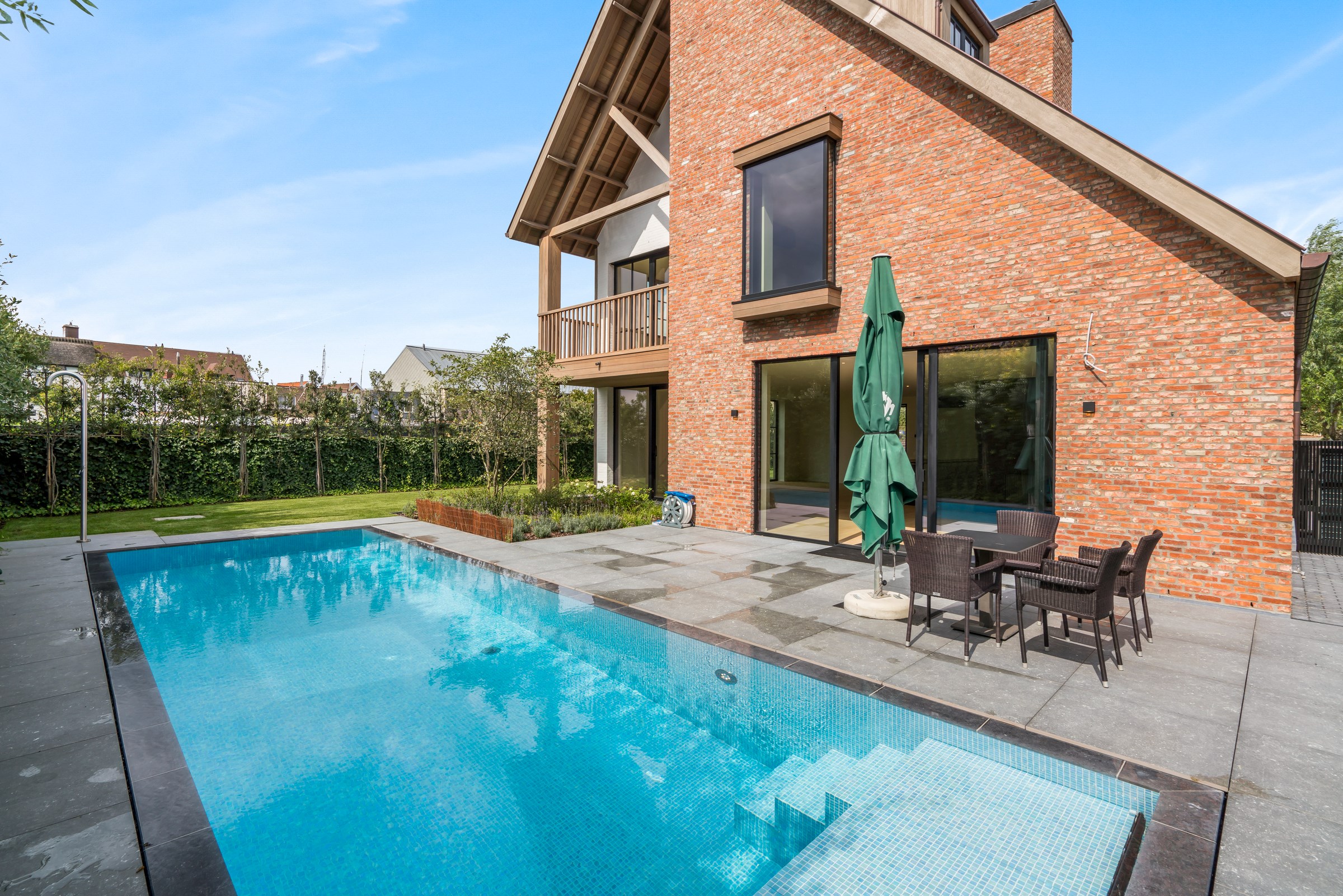 Uitzonderlijk afgewerkte villa met zwembad gelegen in een residenti&#235;le villawijk aan de rand van het Zoute. 