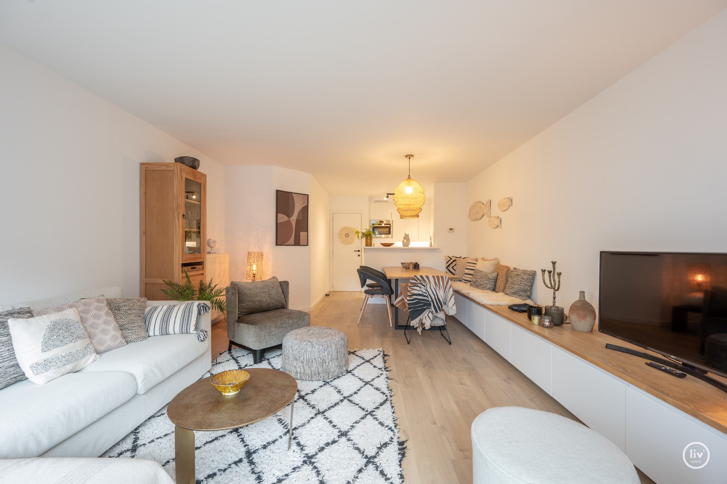 l s&#39;agit d&#39;un appartement confortable de 2 pi&#232;ces (2002) avec terrasse orient&#233;e sud-ouest, situ&#233; &#224; distance de marche de la Lippenslaan. 