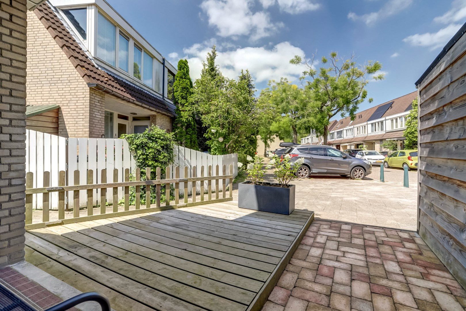 Instapklaar 5-kamer hoekwoning met 4 slaapkamers, moderne keuken en badkamer, ruime onderhoudsvriendelijke tuin en gelegen op EIGEN GROND! 