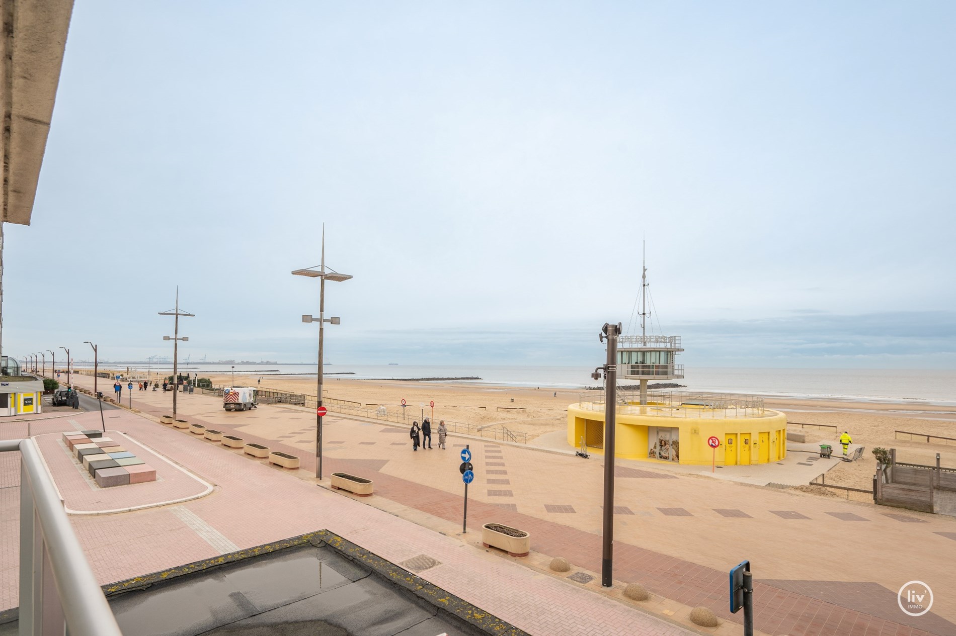 Magnifiek HOEKappartement met FRONTAAL zeezicht en westgericht terras gelegen aan het Lichttorenplein te Knokke. 