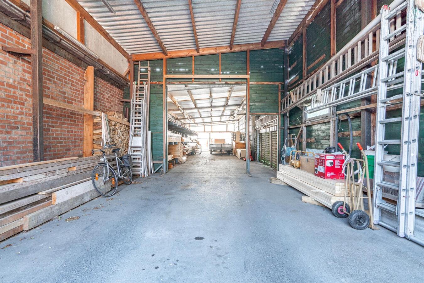 Grote woning met 6 slaapkamers en atelier op 2645 m&#178; te Koekelare 