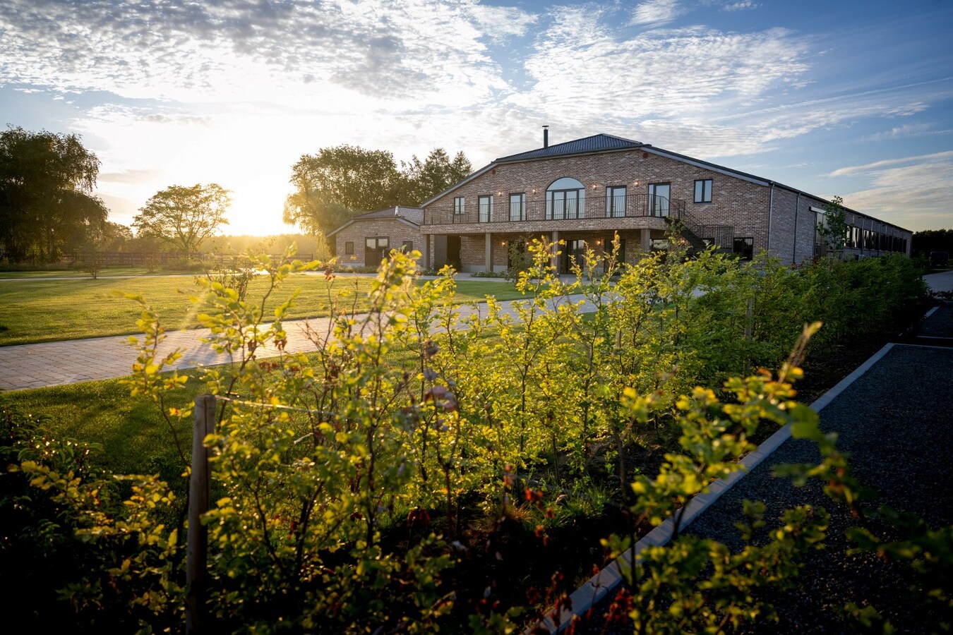 Exclusieve professionele hippische accommodatie (nieuwbouw) met villa op ca. 9 ha te Neerpelt 