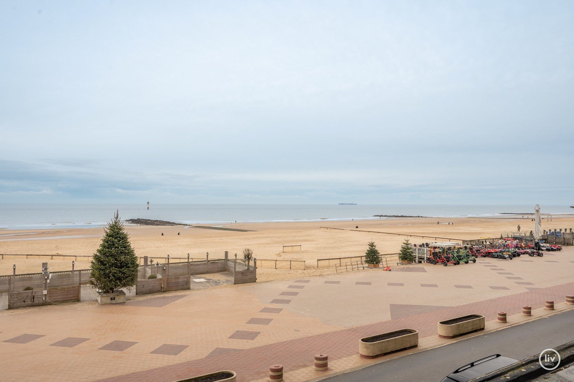 Magnifiek HOEKappartement met FRONTAAL zeezicht en westgericht terras gelegen aan het Lichttorenplein te Knokke. 