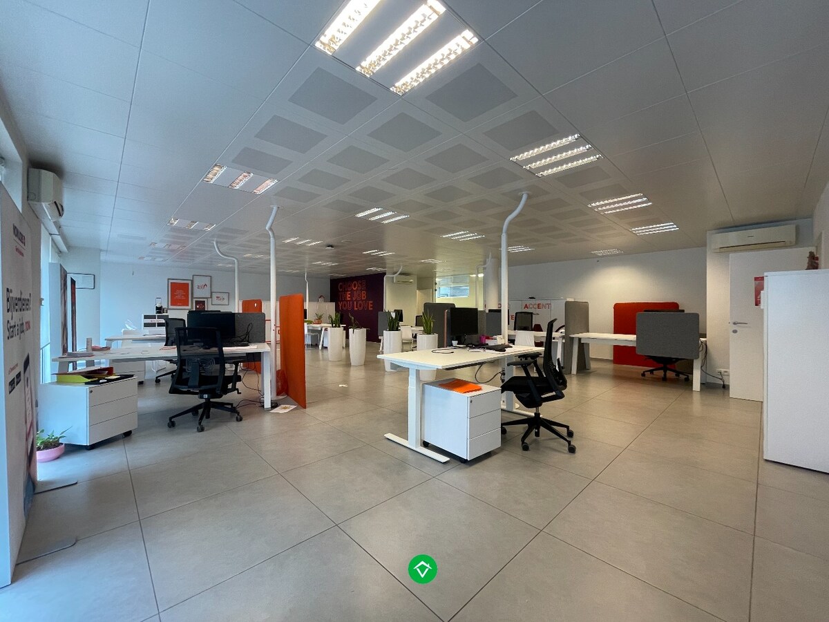 Ruim handelspand van 183m&#178; op een centrale ligging te Roeselare 