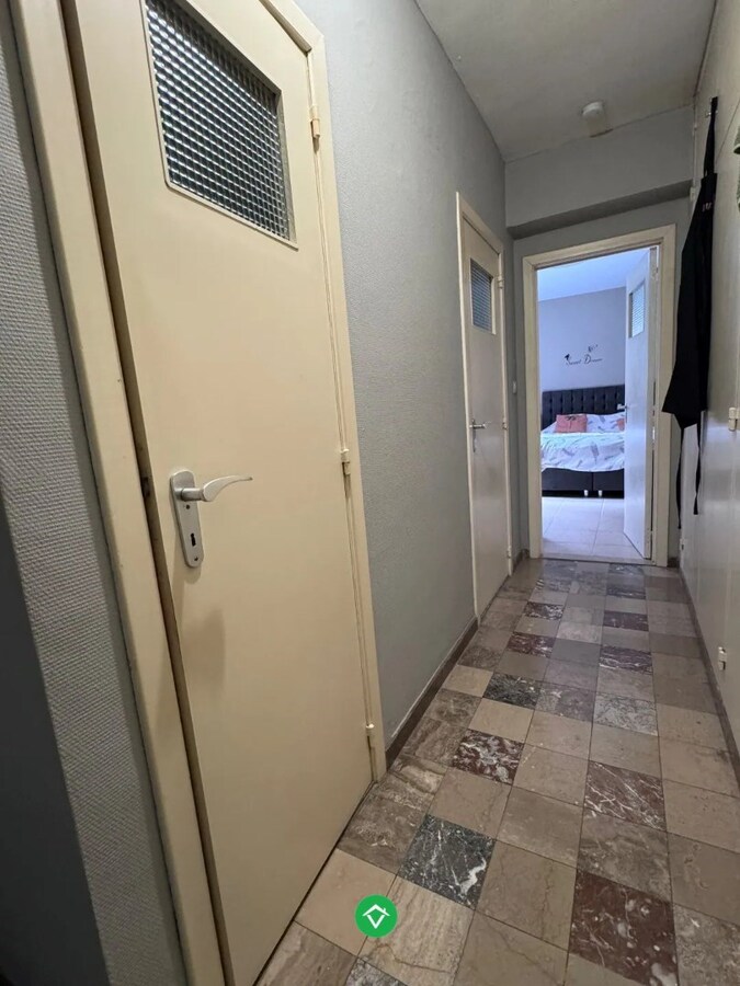 Opbrengsteigendom te koop met ruime garages in Oostende 