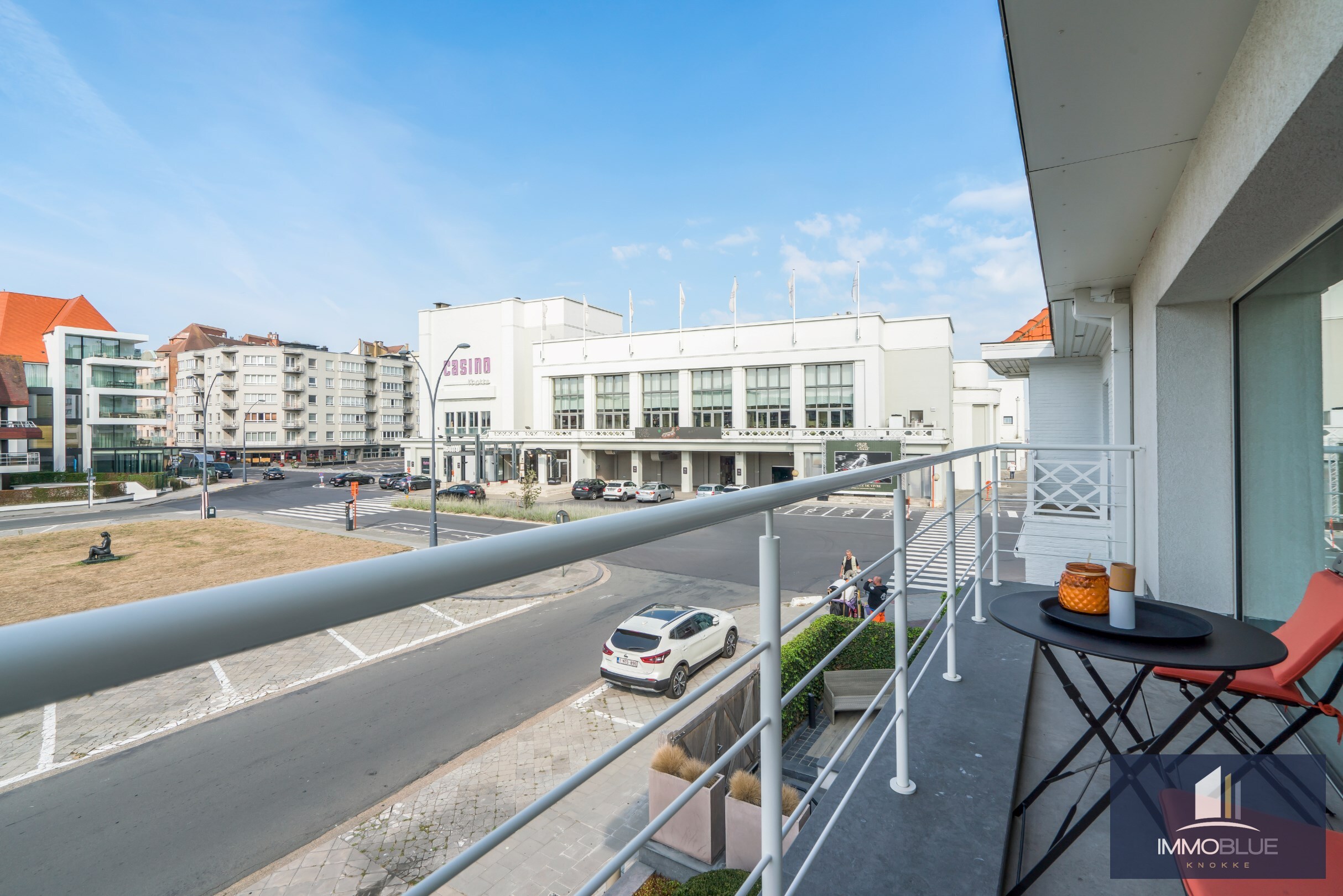 Exceptionnelle villa jumel&#233;e avec un garage tr&#232;s spacieux, situ&#233;e &#224; moins de 100 pas de la mer. 