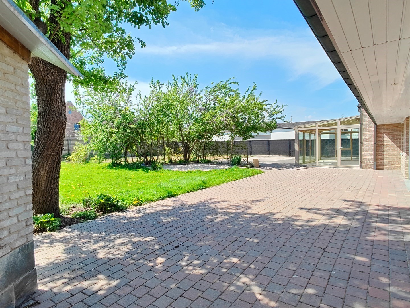 Ruime villa met loods op 1.689 m&#178; – zuidgerichte tuin en tal van mogelijkheden 