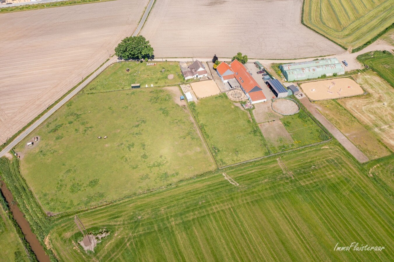 Charmante hoeve met b&amp;b/vakantiewoning en paardenstallen op ca. 67 are te Kinrooi 