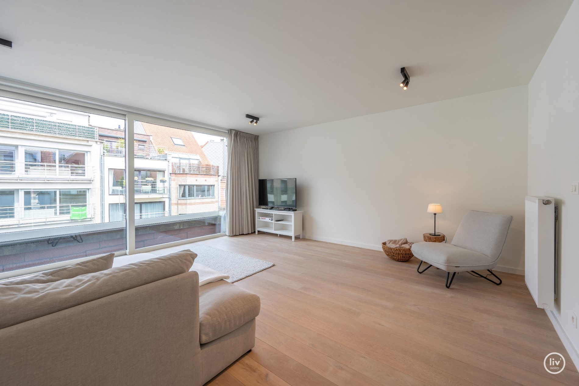 Prachtig, ruime en tevens r&#233;cente triplex (199 m2) in een zijstraat van de lippenslaan vlakbij de zeedijk te Knokke. 