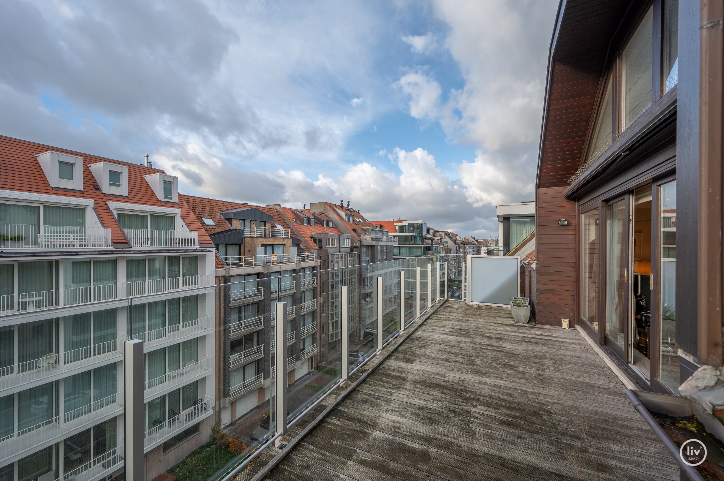 Appartement sous les toits spacieux et ensoleill&#233; (227 m2) avec environ 33m&#178; de terrasses situ&#233; au centre de Knokke, &#224; distance de marche de la digue et de la place Rubens. 